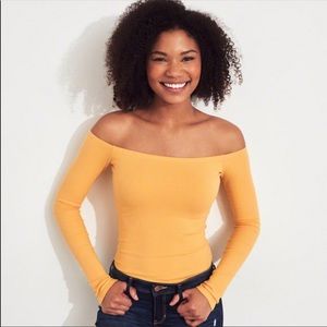 Cute off-the-shoulder top 💛
